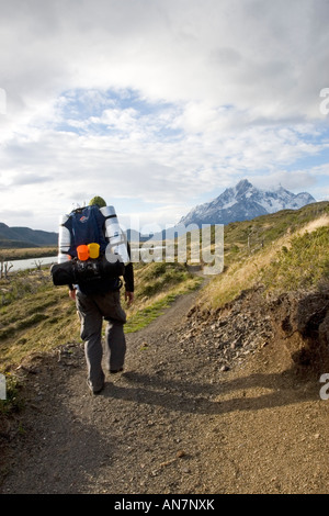 Sac à dos de transport Male Hiker Banque D'Images