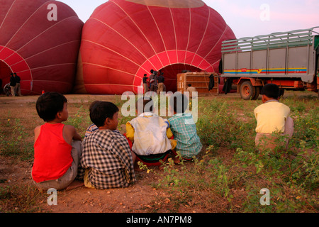 En regardant les gens de gonfler les ballons à air chaud, Bagan, Birmanie (Myanmar),. Banque D'Images