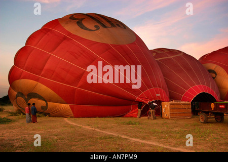 Le gonflage de ballons à air à l'aube, Bagan, Birmanie (Myanmar),. Banque D'Images