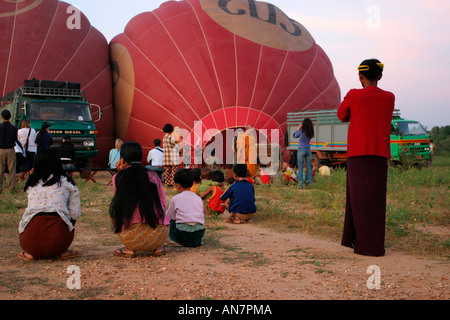 En regardant les gens de gonfler les ballons à air chaud, Bagan, Birmanie (Myanmar),. Banque D'Images