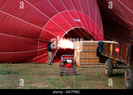 Gonfler un ballon à air chaud, Bagan, Birmanie (Myanmar), Banque D'Images