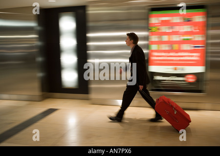 L'homme d'affaires en voyages d'affaires de l'aéroport Banque D'Images