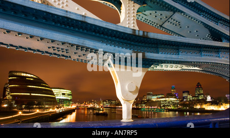 Vue de Londres de Tower Bridge à Londres la nuit Banque D'Images