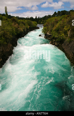 L'eau en mouvement rapide, cascade de Huka, Waikato River, près de Taupo, Nouvelle-Zélande Banque D'Images