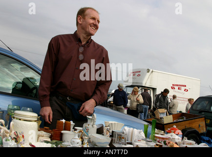 Heureux détenteur de décrochage à car boot sale Banque D'Images