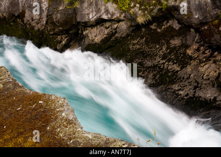 Déménagement rapide contre l'eau de roche, texturé, cascade de Huka Falls, près de la rivière Waikato Taupo, Nouvelle-Zélande Banque D'Images