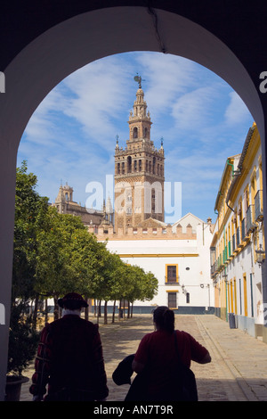 Province de Séville Séville Espagne Giralda vu d'Arco de la Juderia Banque D'Images