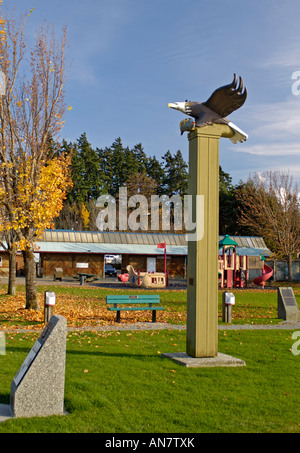 Sculpture en bois sculpté de l'Aigle à tête avec les poissons à Port Alberni, l'île de Vancouver BC Canada Banque D'Images