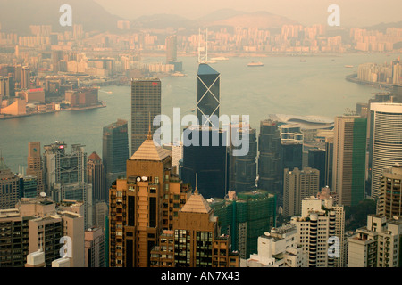 Hong Kong skyline moderne donnant sur le port Victoria et la péninsule de Kowloon Hong Kong, Chine au crépuscule Banque D'Images