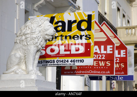 Agents immobiliers d'affichage sur le front de mer de Hastings, Angleterre, Royaume-Uni, photographie 8e octobre 2005, Banque D'Images