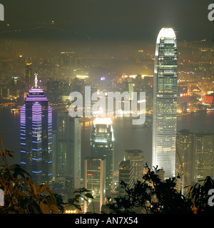 Hong Kong skyline moderne donnant sur le port Victoria et la péninsule de Kowloon à Hong Kong Chine nuit Banque D'Images