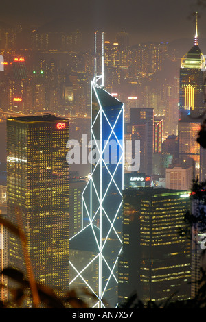 Hong Kong skyline moderne donnant sur le port Victoria et la péninsule de Kowloon à Hong Kong Chine nuit Banque D'Images