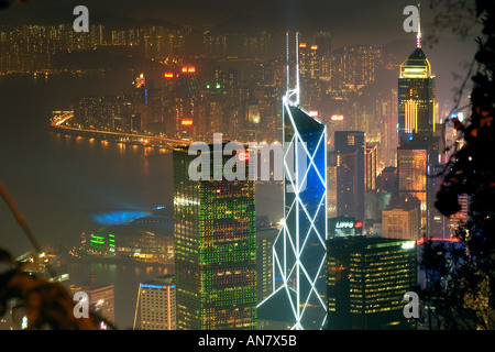 Hong Kong skyline moderne donnant sur le port Victoria et la péninsule de Kowloon à Hong Kong Chine nuit Banque D'Images