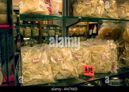 Les ailerons de requin séchés à vendre dans la médecine traditionnelle chinoise store Hong Kong Chine Banque D'Images