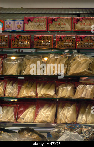 Les ailerons de requin séchés à vendre dans la médecine traditionnelle chinoise store Hong Kong Chine Banque D'Images