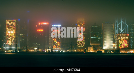 Hong Kong skyline avant l'eau s'allume pour nouvelle année fêtes sous un épais brouillard, nuit à Hong Kong, Chine Banque D'Images