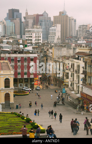 Vieux bâtiments de style colonial avec contraste élevé moderne s'élève dans l'ancienne colonie portugaise de Macao, Chine Banque D'Images