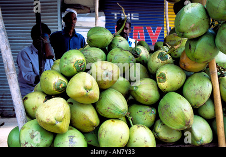 Les vendeurs de coco étal de fruits marché Crawford Bombay Mumbai Maharashtra Inde Asie Banque D'Images