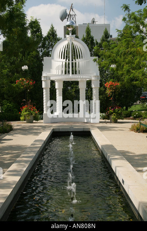 Monument à Charles F Kettering inventeur à Riverscape Dayton Ohio fontaine à eau à l'avant Banque D'Images