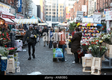 Clients dans la rue du marché de noël pré Moore Street Dublin République d'Irlande Banque D'Images