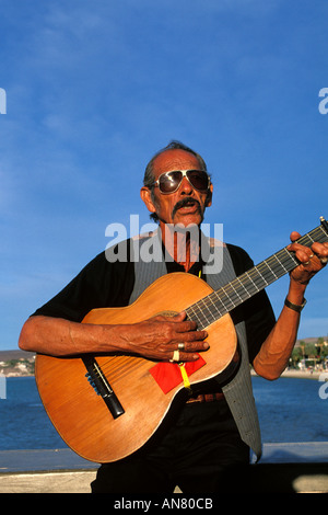 Le Mexique, La Paz, Man playing guitar Banque D'Images