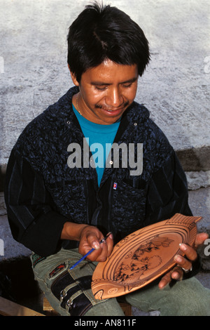 Le Mexique, San Miguel de Allende, peinture à la main grès, Mercado de Artisanes Banque D'Images