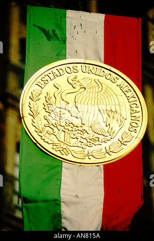 Mexique, Mexico, drapeau mexicain et le joint, Zocalo Banque D'Images