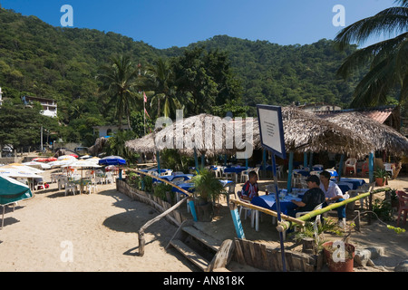 Plage et bar de plage dans le village de Boca de Tomatlan, au sud de Mismaloya, Puerto Vallarta, Jalisco, Mexique, côte du Pacifique Banque D'Images