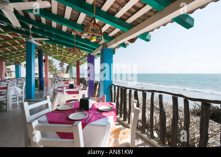 Terrasse de restaurant en bord de mer, près de Bucerías, Nuevo Vallarta, Riviera Nyarit, Puerto Vallarta, côte du Pacifique, Mexique Banque D'Images