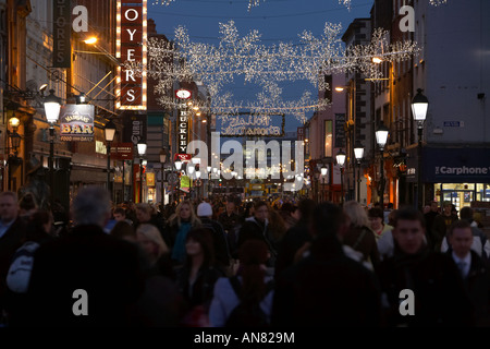 Allume les lumières de Noël et shoppers Sur pré Earl Street Dublin noël République d'Irlande Banque D'Images