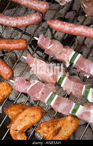 Grill chargé avec des saucisses et de la viande. Banque D'Images