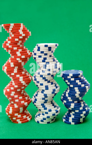 Empiler des jetons de poker table de poker vert isolé sur l'impression. Banque D'Images