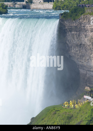 Les touristes sur le Voyage derrière les chutes d'expérience. Horseshoe Falls, Niagara, Ontario, Canada, l'Amérique. Banque D'Images