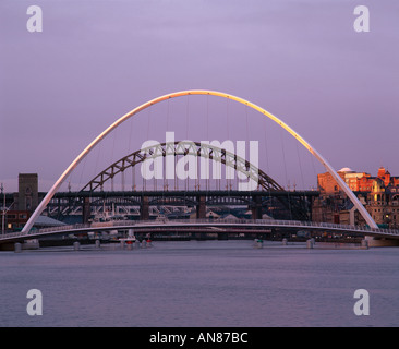 Millennium Bridge, Gateshead, Newcastle upon Tyne. Pont d'inclinaison. Architecte : Wilkinson Eyre Banque D'Images