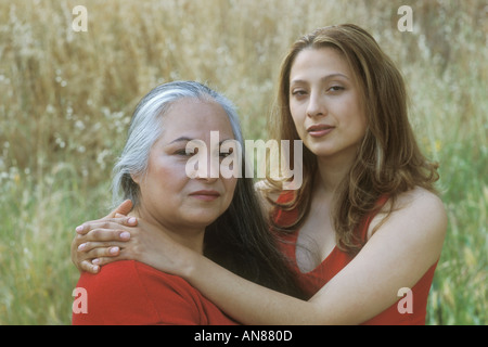 Portrait de femme hispanique de 54 ans et 22 ans en champ d'or Banque D'Images