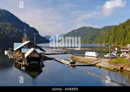 Maisons Maisons flottantes sur Grand Lac central de l'île de Vancouver, BC Canada Banque D'Images