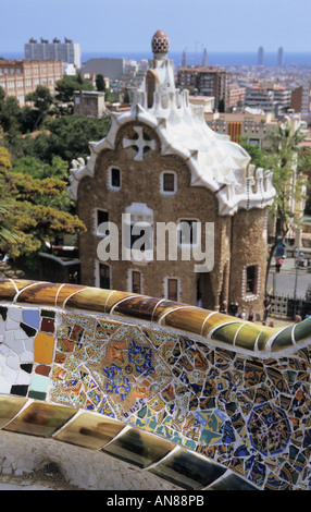 Banc et pavilion bâtiment au fond par Antonio Gaudi dans le Parc Guell Barcelone Catalogne Espagne Banque D'Images
