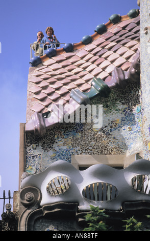 Les touristes en haut de la Casa Batllo de Antonio Gaudi Eixample à Barcelone Catalogne Espagne Banque D'Images