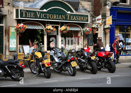 Rencontrez moto, vélo, moto, Biker Rally en dehors de la Victorian Friterie à Matlock, Derbyshire, village - garé les motos. Banque D'Images