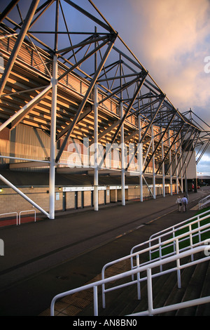 Pride Park West stand Derby County FC football Stadium, structure architecturale de colonnades de côtes exposées dans le Derbyshire Angleterre royaume-uni Banque D'Images