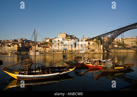 PORTO PORTUGAL Ancienne à bateaux avec des fûts vides de vin de dégustation port publicité lodges sur rive sud du Rio Douro Banque D'Images