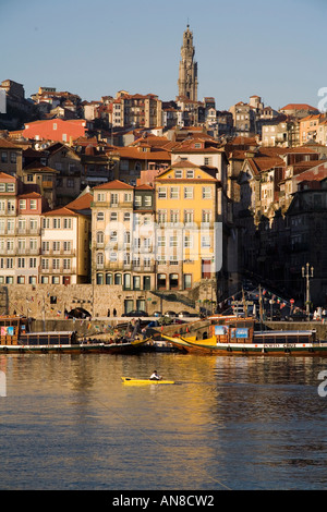 PORTO PORTUGAL seul rameur sur Rio Douro River Banque D'Images