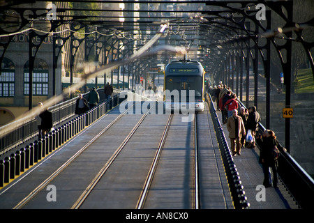 PORTO Portugal location de chariot électrique et les piétons traverser le Ponte de Dom Luis Banque D'Images