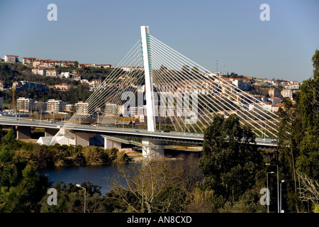 COIMBRA PORTUGAL Ponte de Santa Clara un pylône unique suspension bridge dans l'ancienne ville universitaire de Coimbra Banque D'Images