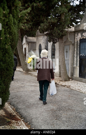 ESTORIL PORTUGAL femme en fleurs pour cimetière porte tombe d'un membre de la famille Note mausolées à droite Banque D'Images