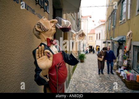 SINTRA PORTUGAL woodcarving humoristique de dégustation sommelier vin rouge annonce un restaurant Banque D'Images