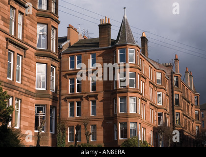 Construit en grès rouge typique de logements locatifs dans les pays riches de l'ouest de Glasgow en Écosse fin 2006 Banque D'Images