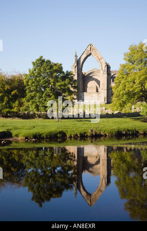 En raison de la rivière Wharfe Prieuré Augustin Bolton Abbey ruins Yorkshire Dales National Park. Wharfedale North Yorkshire Angleterre UK Banque D'Images