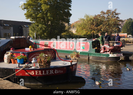 Amarré sur le quai Narrowboats par Leeds et Liverpool bassin du canal. Skipton North Yorkshire Angleterre Royaume-uni Grande-Bretagne Banque D'Images