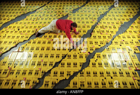 Hamish sculpteur noir avec son installation de Pages Jaunes livres téléphone recyclé Banque D'Images